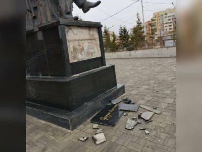 В Якутске школьники повредили памятник Суоруну Омоллоону