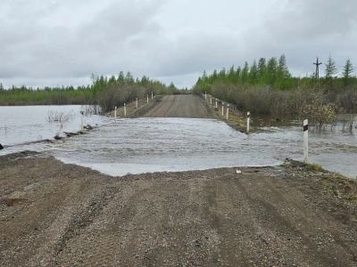 Дорогу между Зырянкой и Угольным подтопило паводком