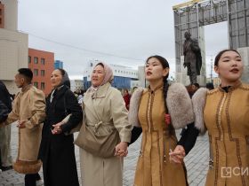 Фото: на площади Орджоникидзе якутяне массово исполнили осуохай