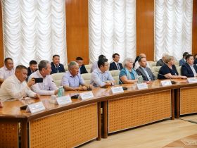 Айсен Николаев вручил награды работникам строительной отрасли Якутии