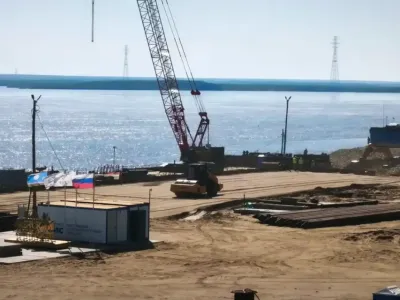 Строители установили 12 якорей для коффердамов Ленского моста