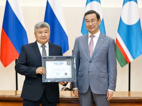 Айсен Николаев вручил награды работникам строительной отрасли Якутии