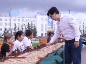 В Якутии провели сеанс одновременной игры в шахматы на 100 досках