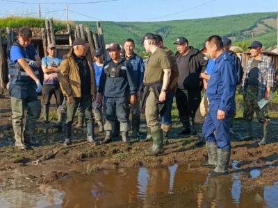 Спасатели восстанавливают дома в селе Суордаах Верхоянского района после паводка