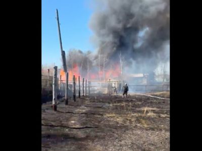 Видео. Три участка с постройками загорелись в Мархе