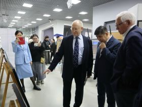 В Якутске открыли выставку фотографий чрезвычайного и полномочного посла РФ Антона Васильева