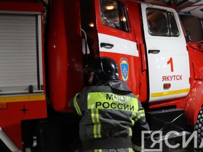 Огонь уничтожил два микроавтобуса в Якутске