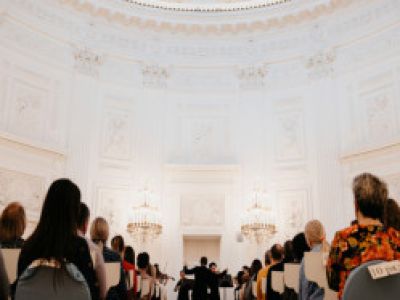 Звуки и свечи. Дирижирует Иван Никифорчин