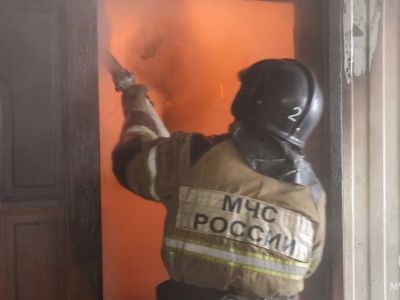 В Якутске огнеборцы спасли частный дом при пожаре бани