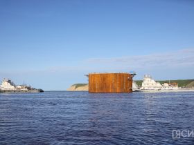 В Якутии вывели первый коффердам Ленского моста в русло реки