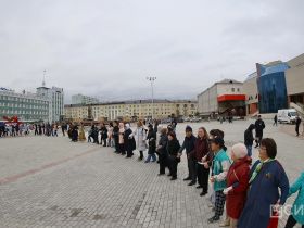 Фото: на площади Орджоникидзе якутяне массово исполнили осуохай