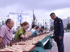 В Якутии провели сеанс одновременной игры в шахматы на 100 досках