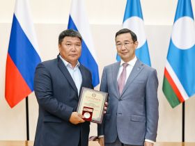 Айсен Николаев вручил награды работникам строительной отрасли Якутии