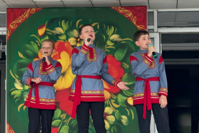 В Якутске отметили русский народный праздник лета и сенокоса — День косоворотки / ЯСИА Якутск Якутск Республика Саха (Якутия)
