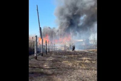 Видео. Три участка с постройками загорелись в Мархе / Николай Борисов   