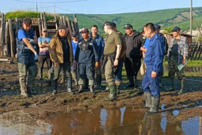 Спасатели восстанавливают дома в селе Суордаах Верхоянского района после паводка / ЯСИА   