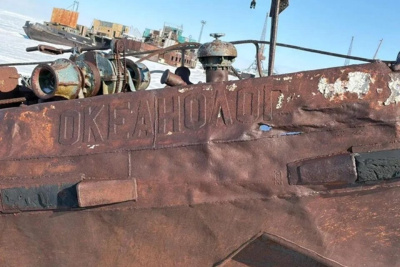 В поселке Тикси ликвидируют затонувшее судно «Океанолог» / ЯСИА   