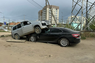 Пьяный водитель наехал на припаркованную Toyota Camry в Якутске / ЯСИА Якутск Якутск Республика Саха (Якутия)