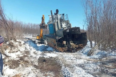 В Верхнеколымском районе убрали заброшенное судно и очистили прибрежную зону / ЯСИА   