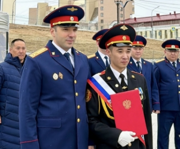 Сотрудники следственного управления поздравили выпускников подшефной школы-интерната с окончанием учебы /    