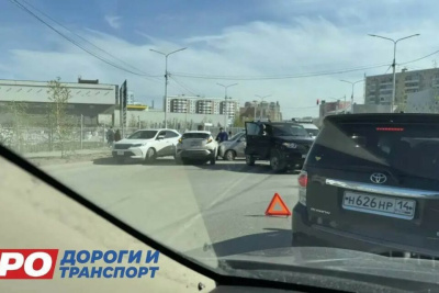 Массовое ДТП стало причиной крупной пробки на улице Ойунского в Якутске / Семен Родионов Якутск Якутск Республика Саха (Якутия)