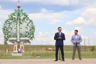 Айсен Николаев выступил на Республиканской педагогической ярмарке в Амге / ЯСИА   