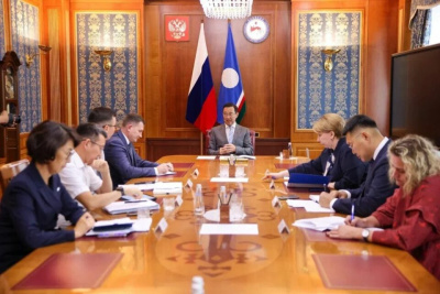 Сенокосная кампания, поддержка учителей, здравоохранение: глава Якутии провел планерное совещание / ЯСИА   