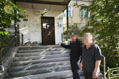 Пьяный житель Якутска вломился в чужую квартиру, напугал девочку и угрожал полицейскому / ЯСИА   