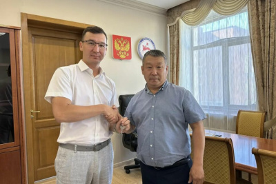 Дмитрий Садовников передал ключи от кабинета новому первому зампреду правительства Якутии / ЯСИА   
