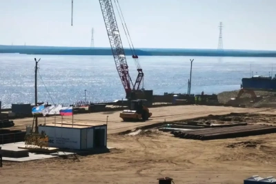 Строители установили 12 якорей для коффердамов Ленского моста / ЯСИА   