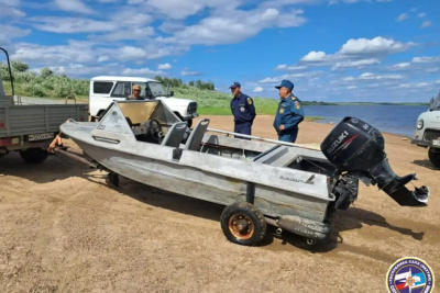 Спасатели провели уроки безопасности на воде для жителей Таттинского района Якутии / ЯСИА   