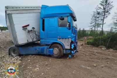 На трассе «Лена» большегруз съехал в кювет — водитель погиб / ЯСИА   