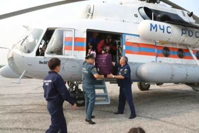 Вертолет доставил в Якутск 20 детей из затопленных сёл Верхоянского улуса / ЯСИА Якутск Якутск Республика Саха (Якутия)