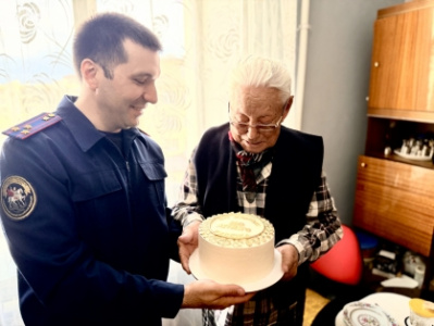 Сотрудники следственного управления поздравили со 100-летним юбилеем ветерана Великой Отечественной войны /    