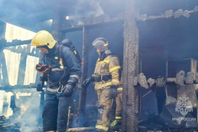 В селе Арылах Мирнинского района сгорели два гаража и баня / Нарыйа Пахомова   