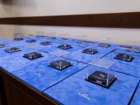 АЛРОСА передала республике сертификаты алмазов, названных именами якутян