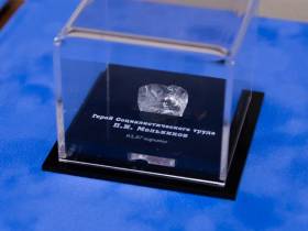 АЛРОСА передала республике сертификаты алмазов, названных именами якутян