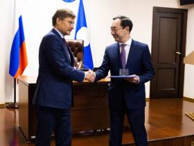 АЛРОСА передала республике сертификаты алмазов, названных именами якутян