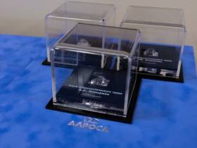 АЛРОСА передала республике сертификаты алмазов, названных именами якутян