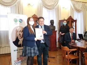 В Якутии наградили победителей и призеров конкурса эссе на английском языке среди школьников