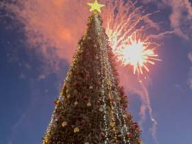 В Нюрбе зажгли огни новогодней елки