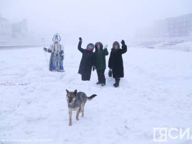 На Талом озере в Якутске в экстремальных условиях нарисовали Быка холода