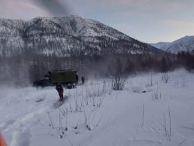 Якутские спасатели доставили топливо и продукты питания водителям, попавшим в беду