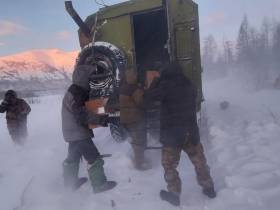 Якутские спасатели доставили топливо и продукты питания водителям, попавшим в беду