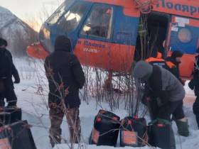 Якутские спасатели доставили топливо и продукты питания водителям, попавшим в беду