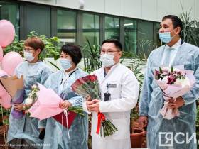 Из Перинатального центра Якутска выписали девочек-тройняшек