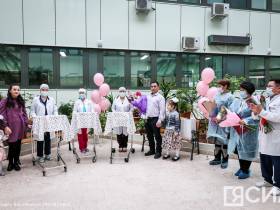Из Перинатального центра Якутска выписали девочек-тройняшек