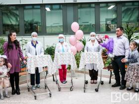 Из Перинатального центра Якутска выписали девочек-тройняшек