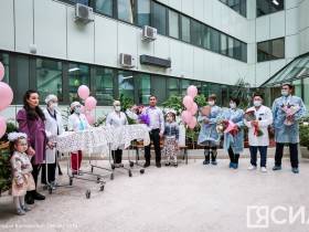 Из Перинатального центра Якутска выписали девочек-тройняшек