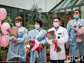 Из Перинатального центра Якутска выписали девочек-тройняшек